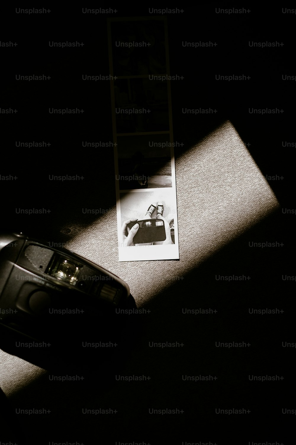 Una foto en blanco y negro de un teléfono celular