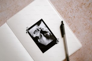um caderno aberto com uma foto de um cão e uma caneta
