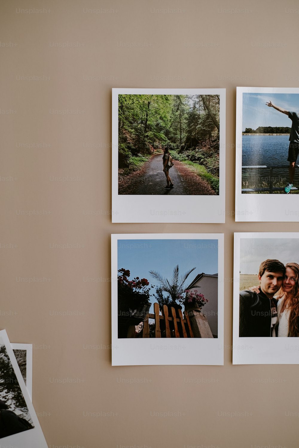 Quatro fotos Polaroid penduradas em uma parede