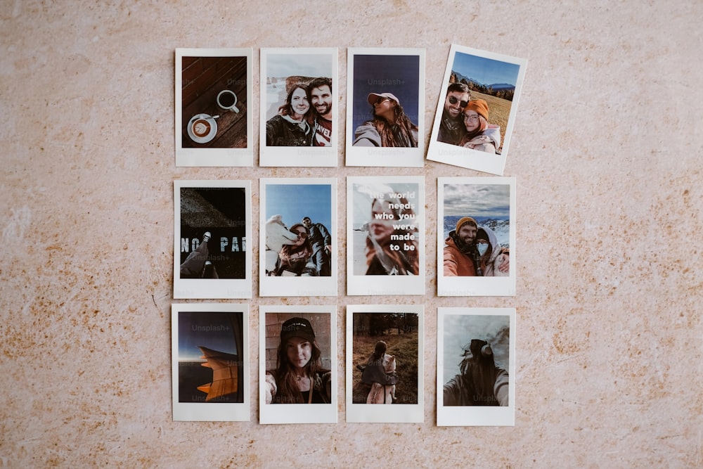 Um grupo de quadros Polaroid pendurados em uma parede