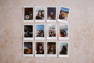 eine Gruppe von Polaroid-Bildern, die an einer Wand hängen