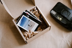 una caja abierta que contiene una cámara y una foto