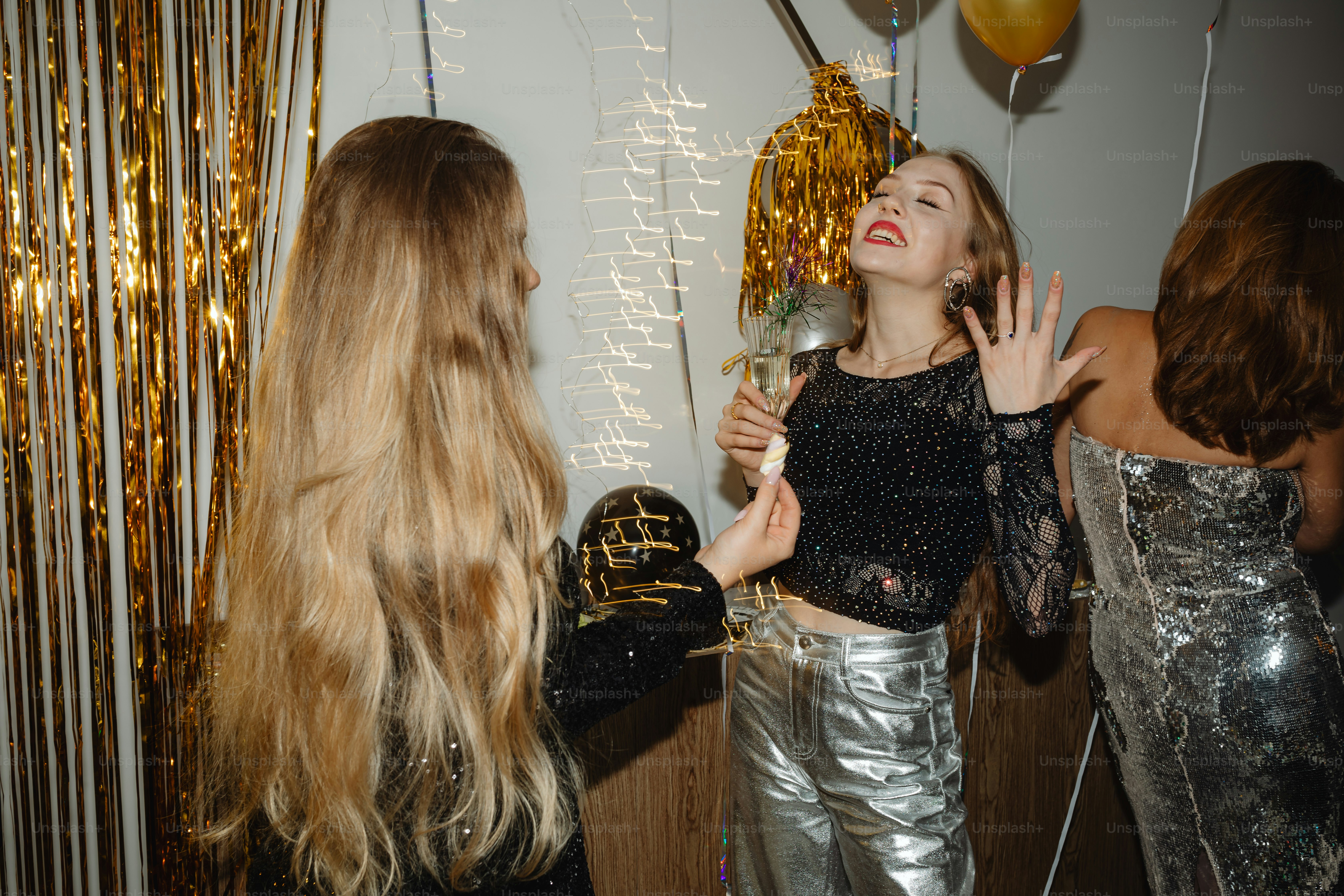un groupe de femmes debout les unes à côté des autres