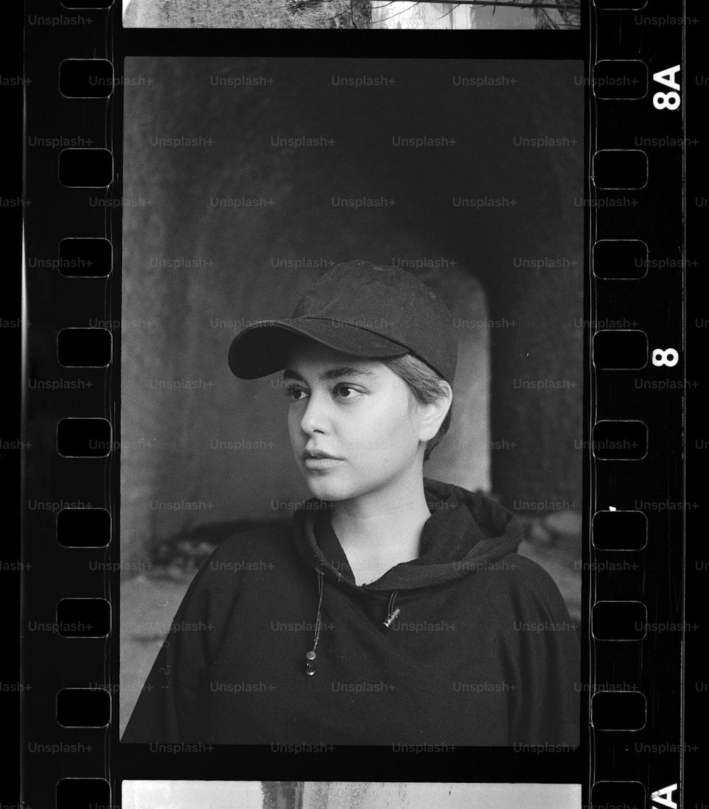 une photo en noir et blanc d’une femme portant un chapeau