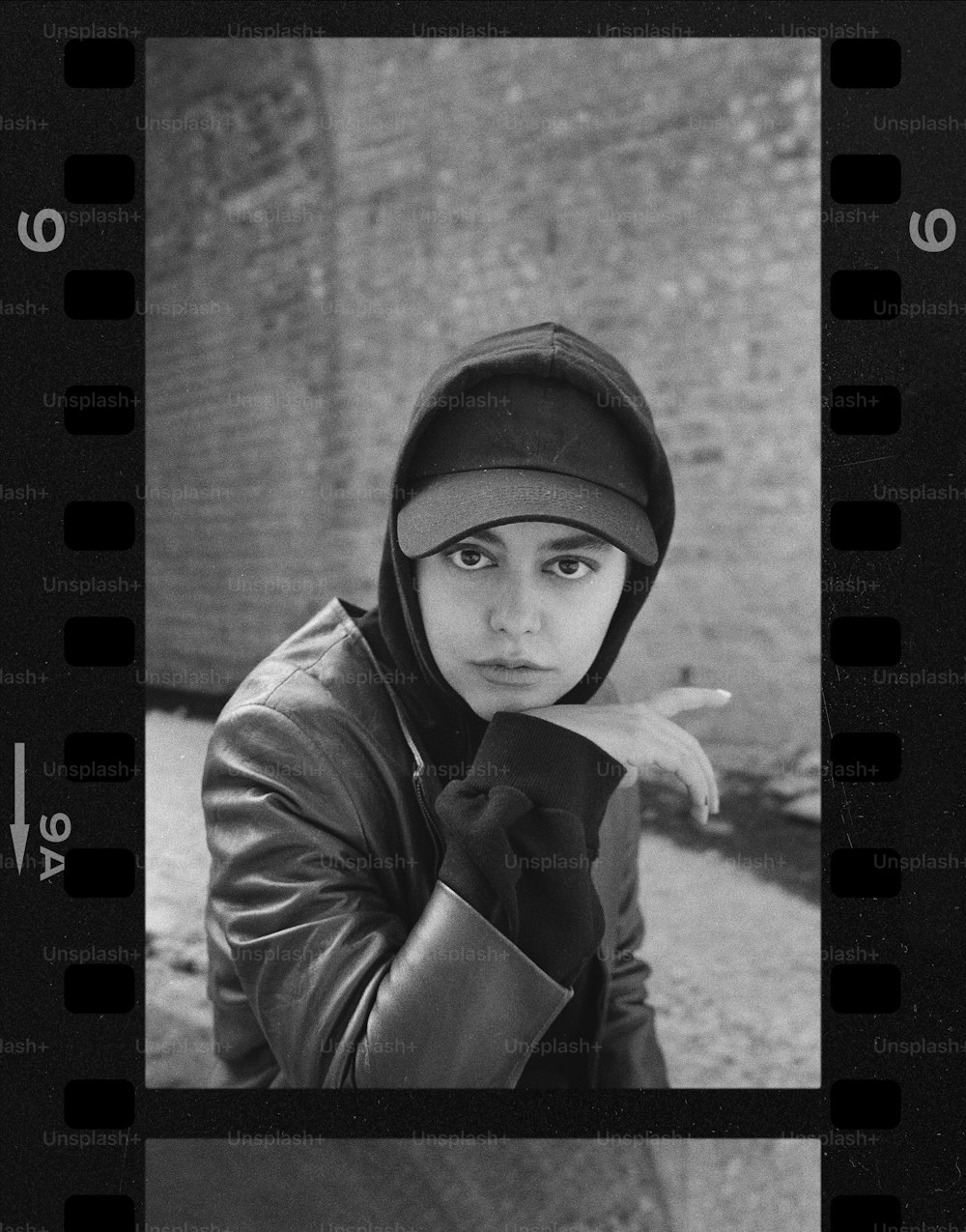 uma foto em preto e branco de uma mulher com capuz