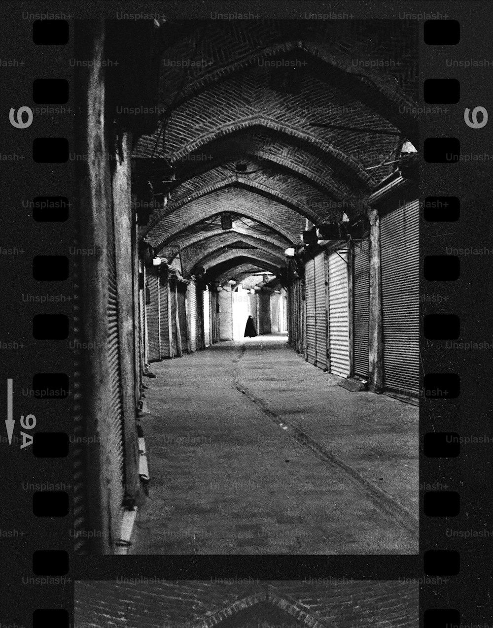 une photo en noir et blanc d’un couloir
