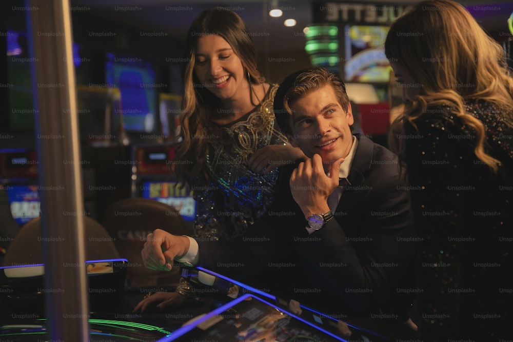 Un hombre y una mujer jugando un juego en un casino