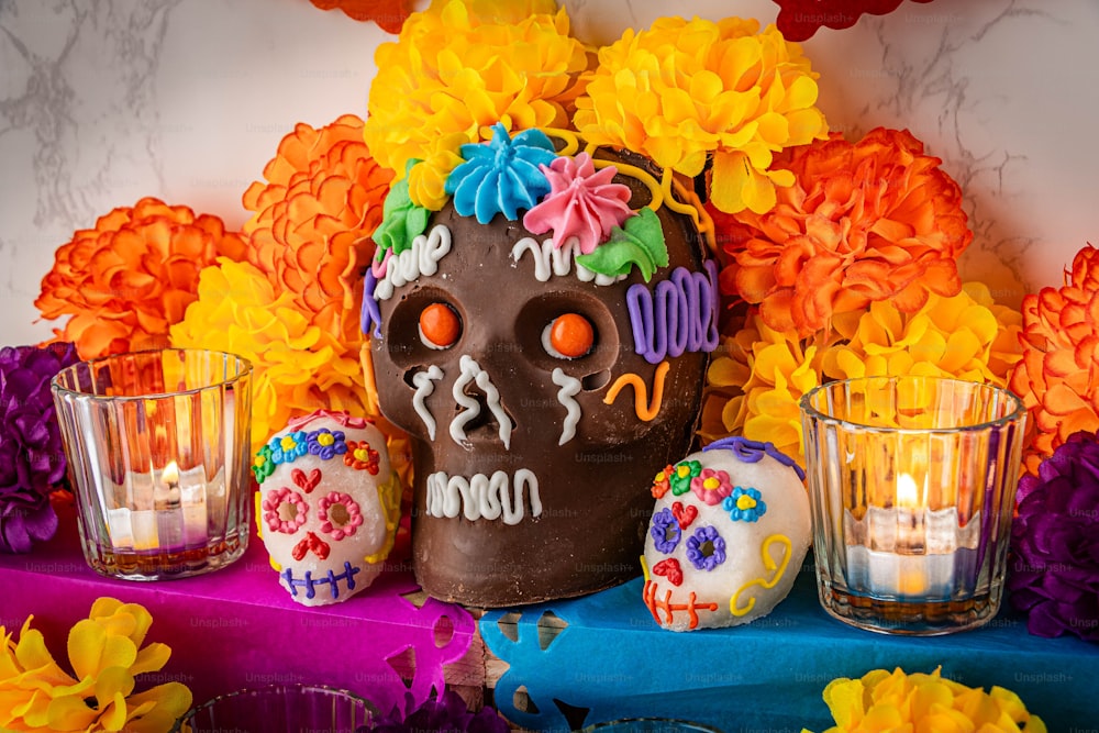 un crâne décoré avec des bougies sur une table