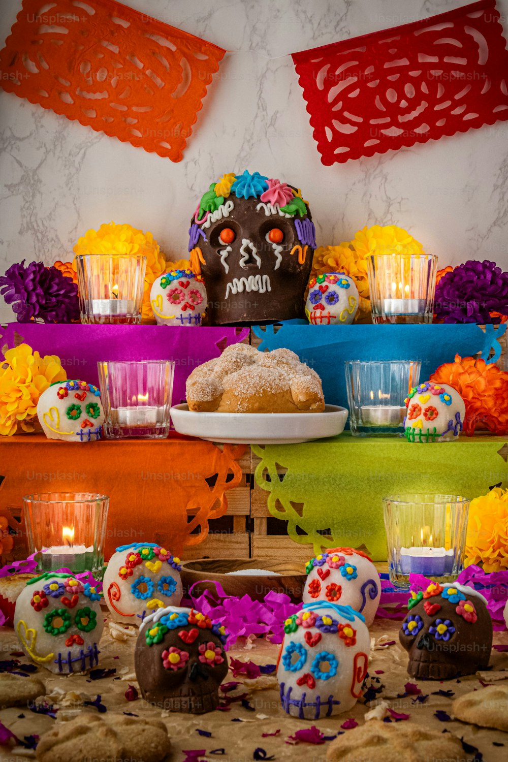 una mesa cubierta con muchos pasteles y magdalenas