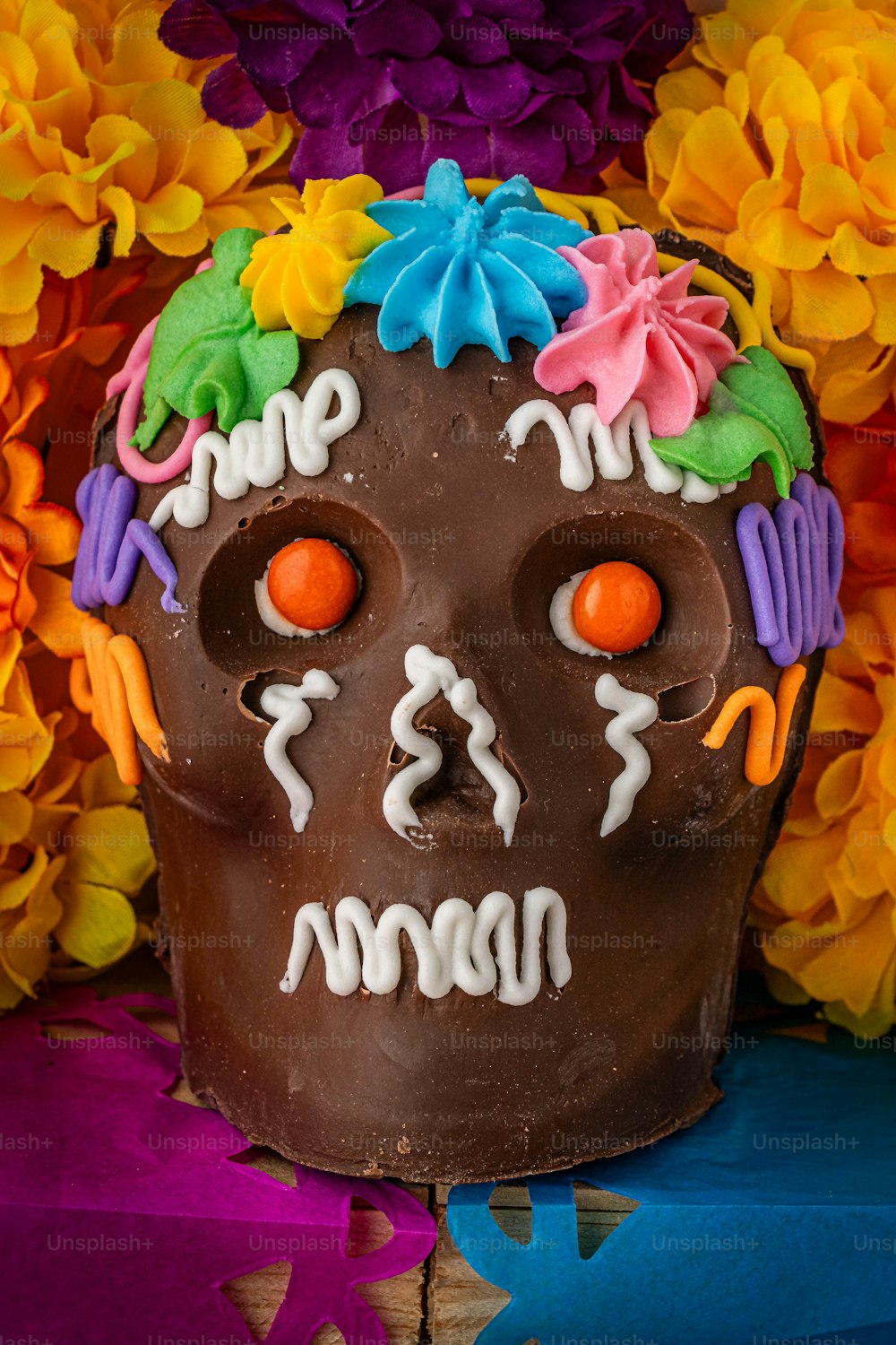 ein Schokoladenschädel, verziert mit Blumen und Zuckerguss