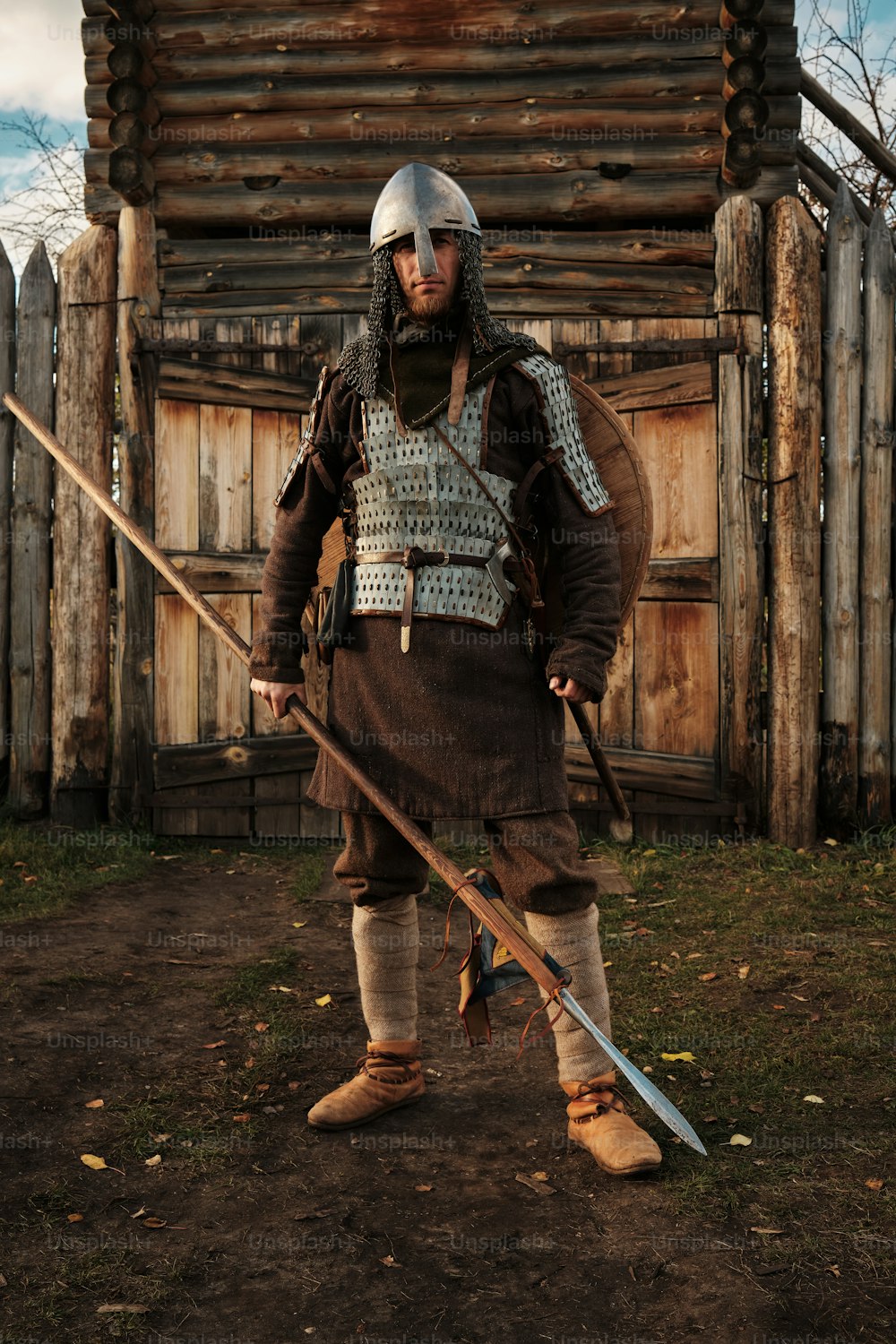 ein Mann in mittelalterlicher Kleidung mit einem Schwert