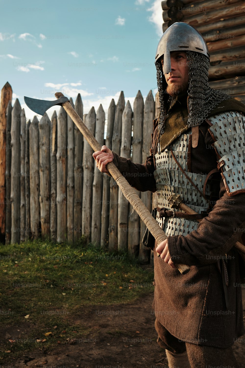 Un hombre vestido con ropas medievales sosteniendo una espada