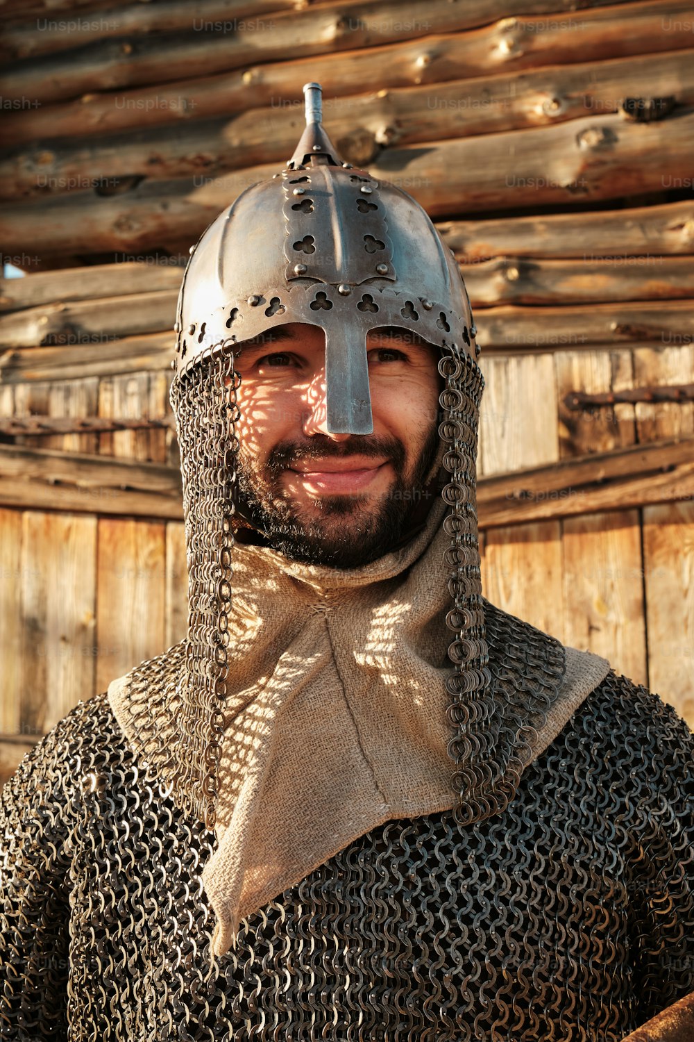 Un hombre con casco y armadura de cadenas