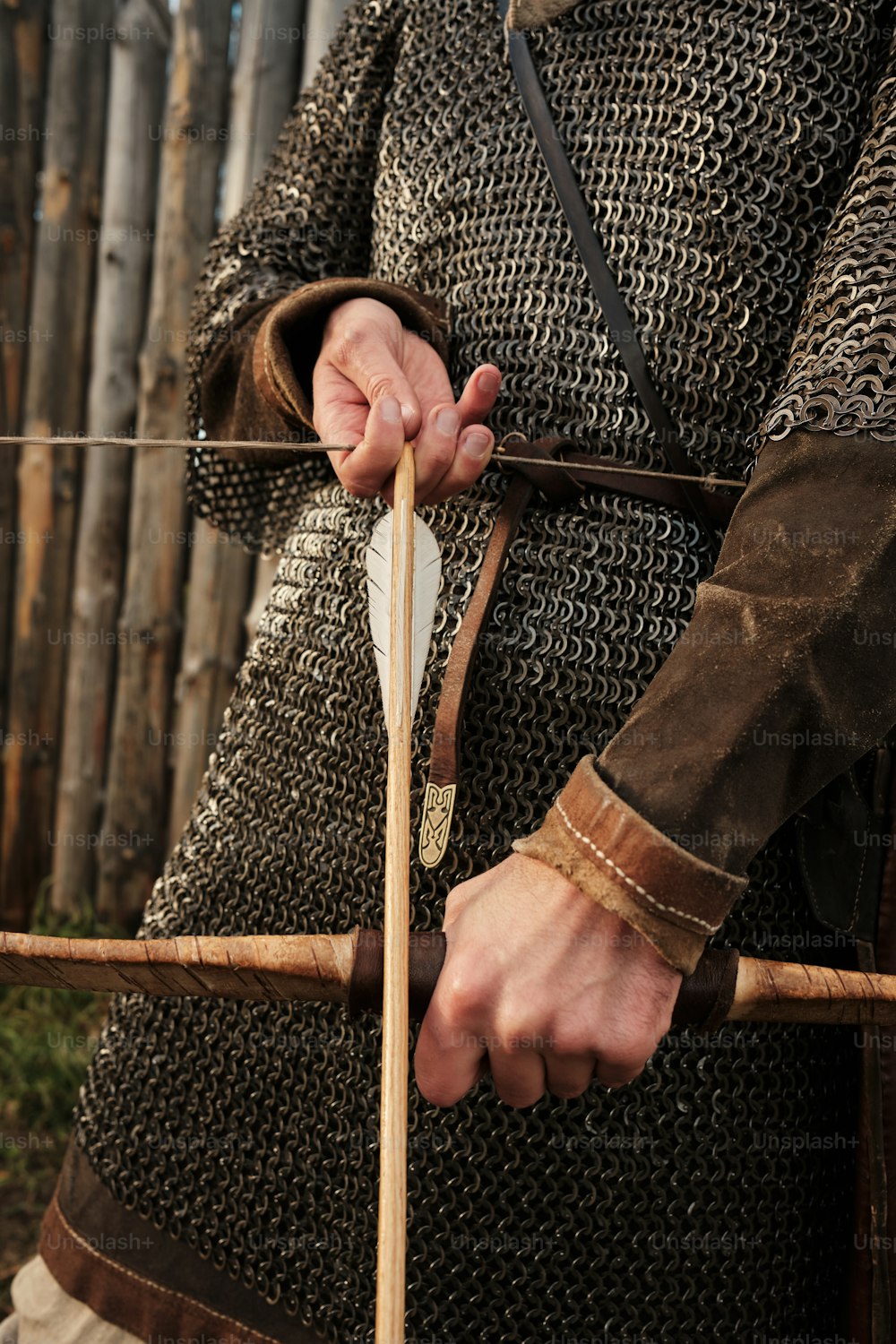 剣を持つ中世の衣装を着た男