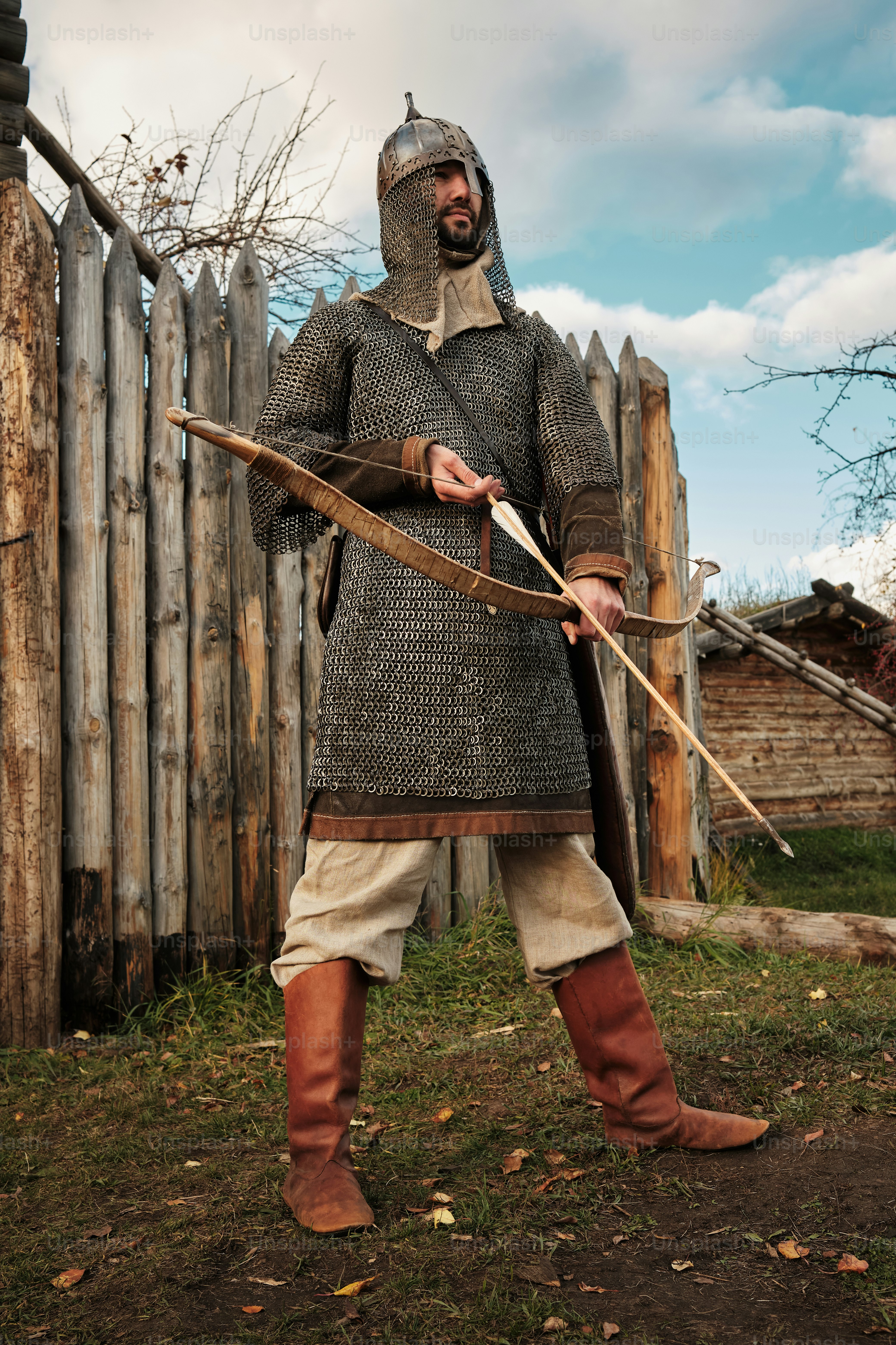 활과 화살을 들고 있는 중세 의상을 입은 남자