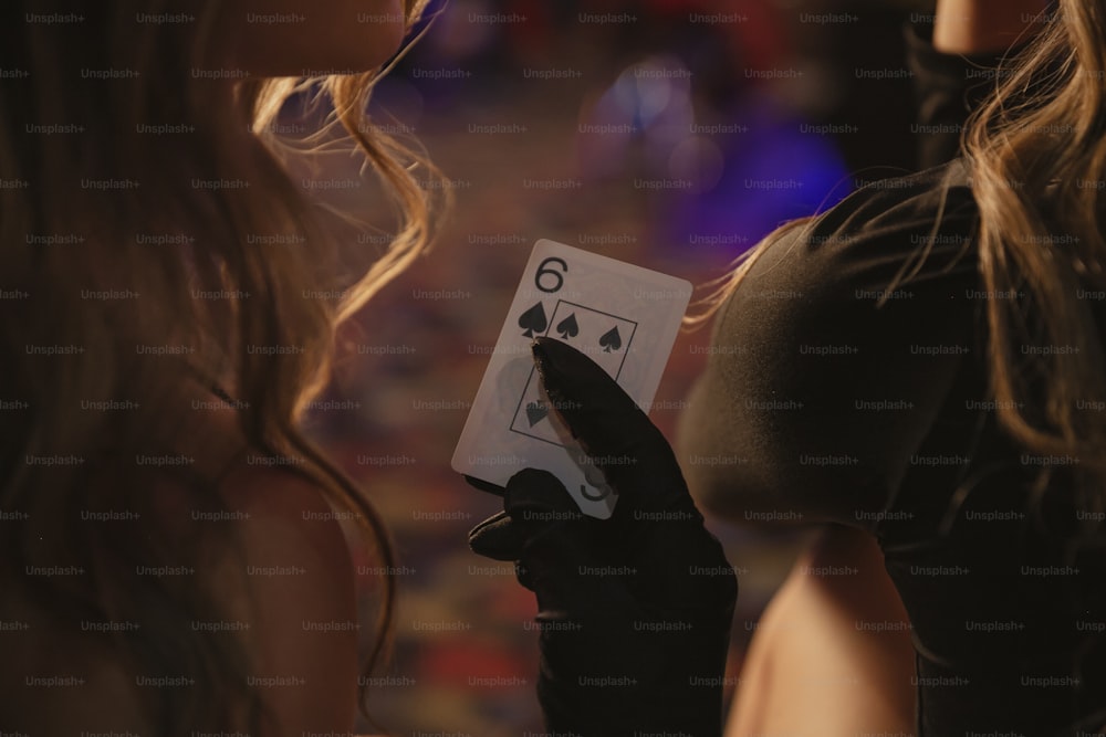 uma mulher segurando um baralho de cartas nas mãos