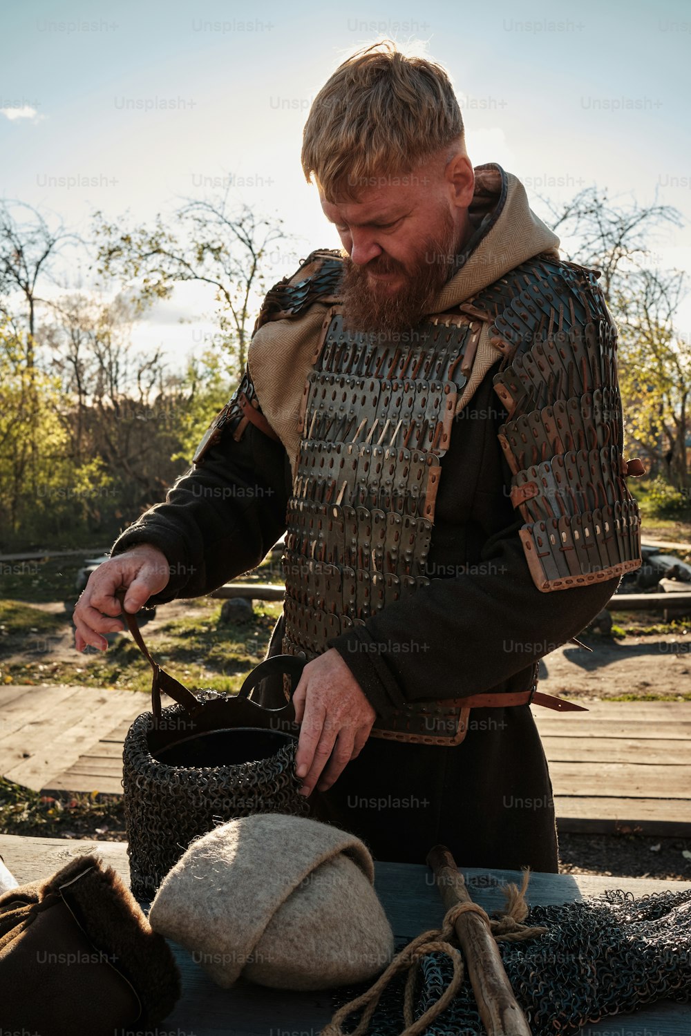 un homme en costume médiéval tenant un panier