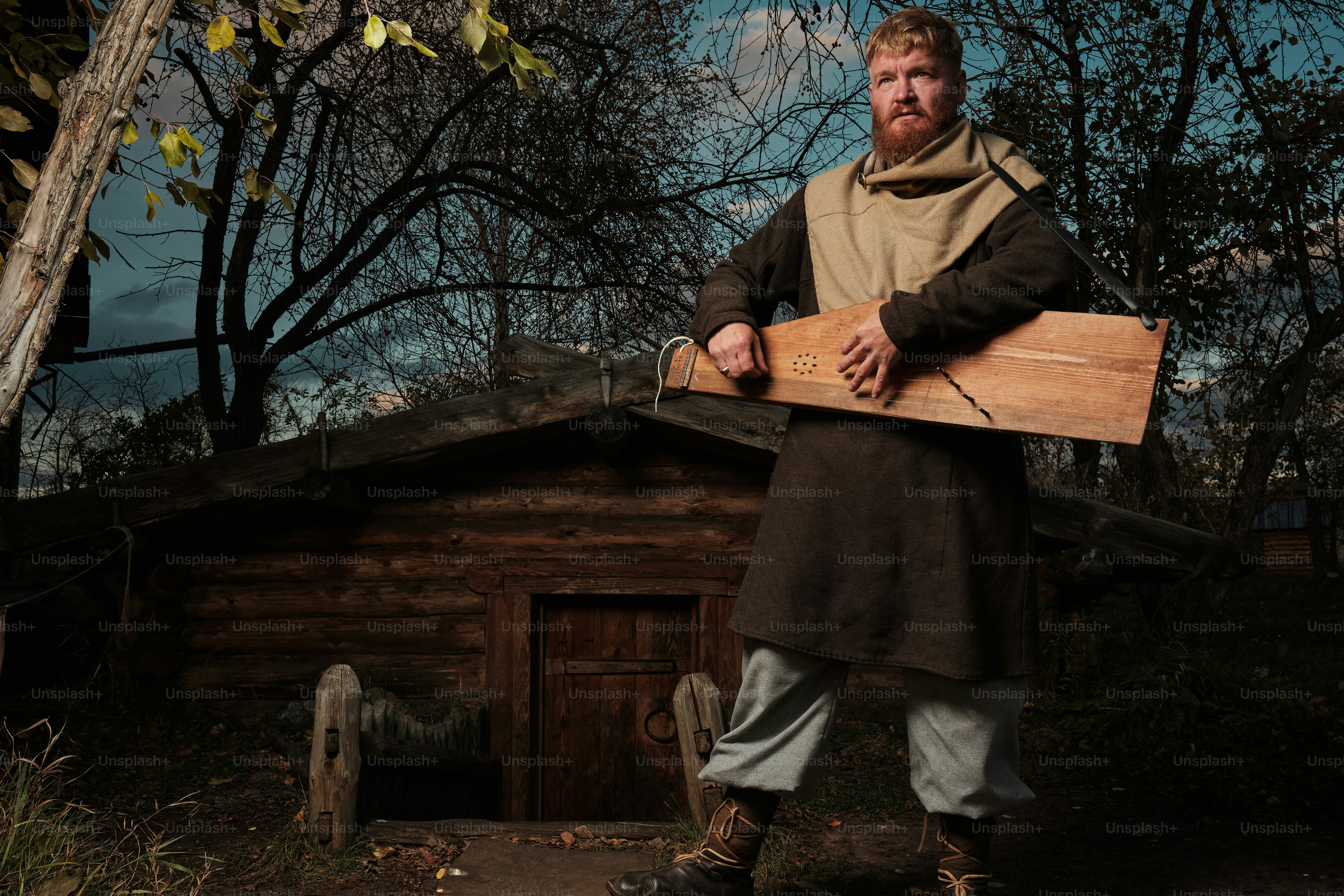 um homem segurando um pedaço de madeira nas mãos
