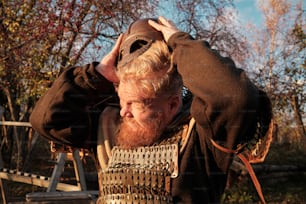 um homem com barba vestindo um traje medieval