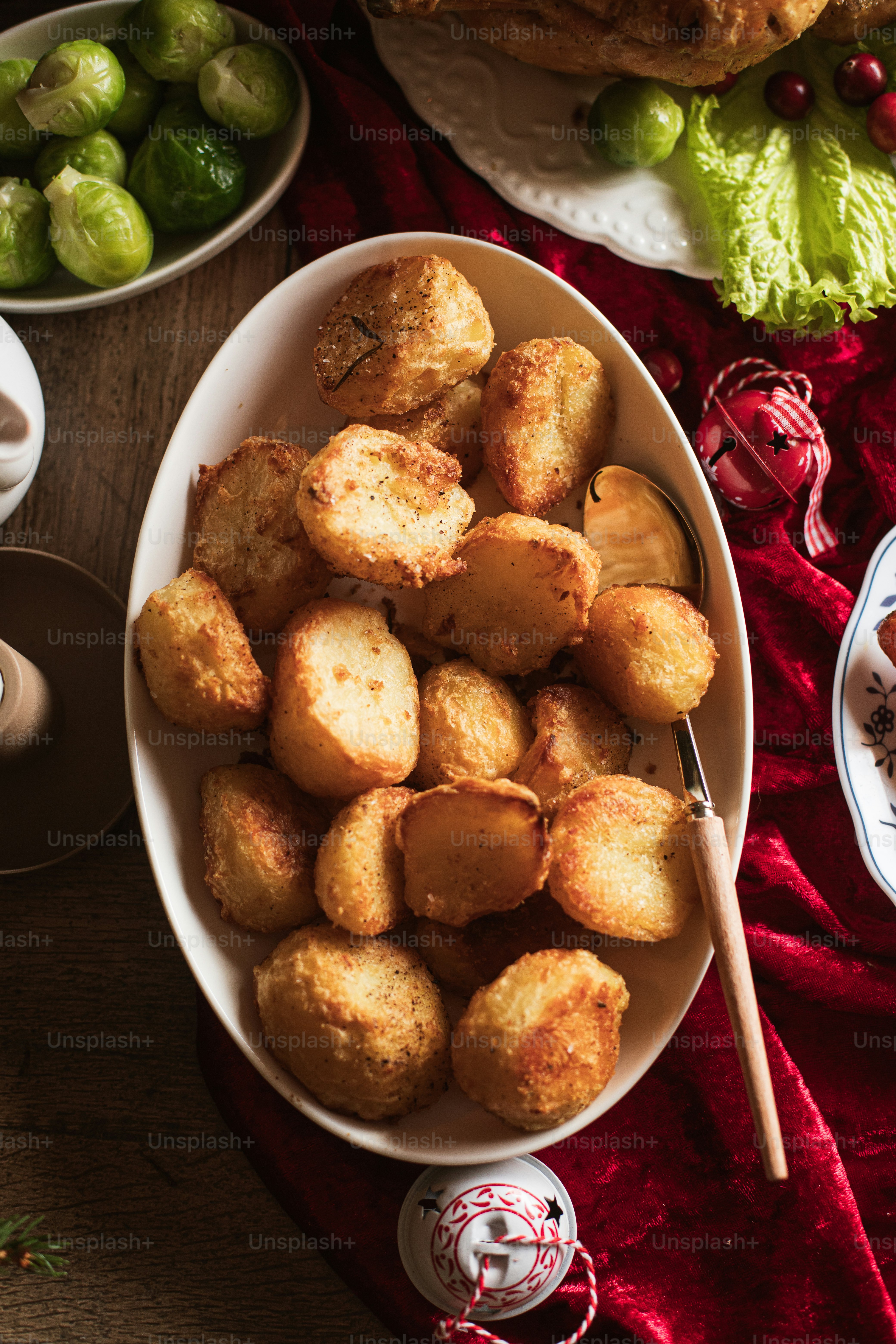 un bol rempli d’aliments frits à côté d’autres plats