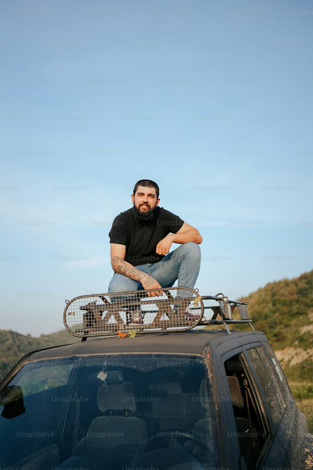 Un hombre sentado en la parte superior de un vehículo