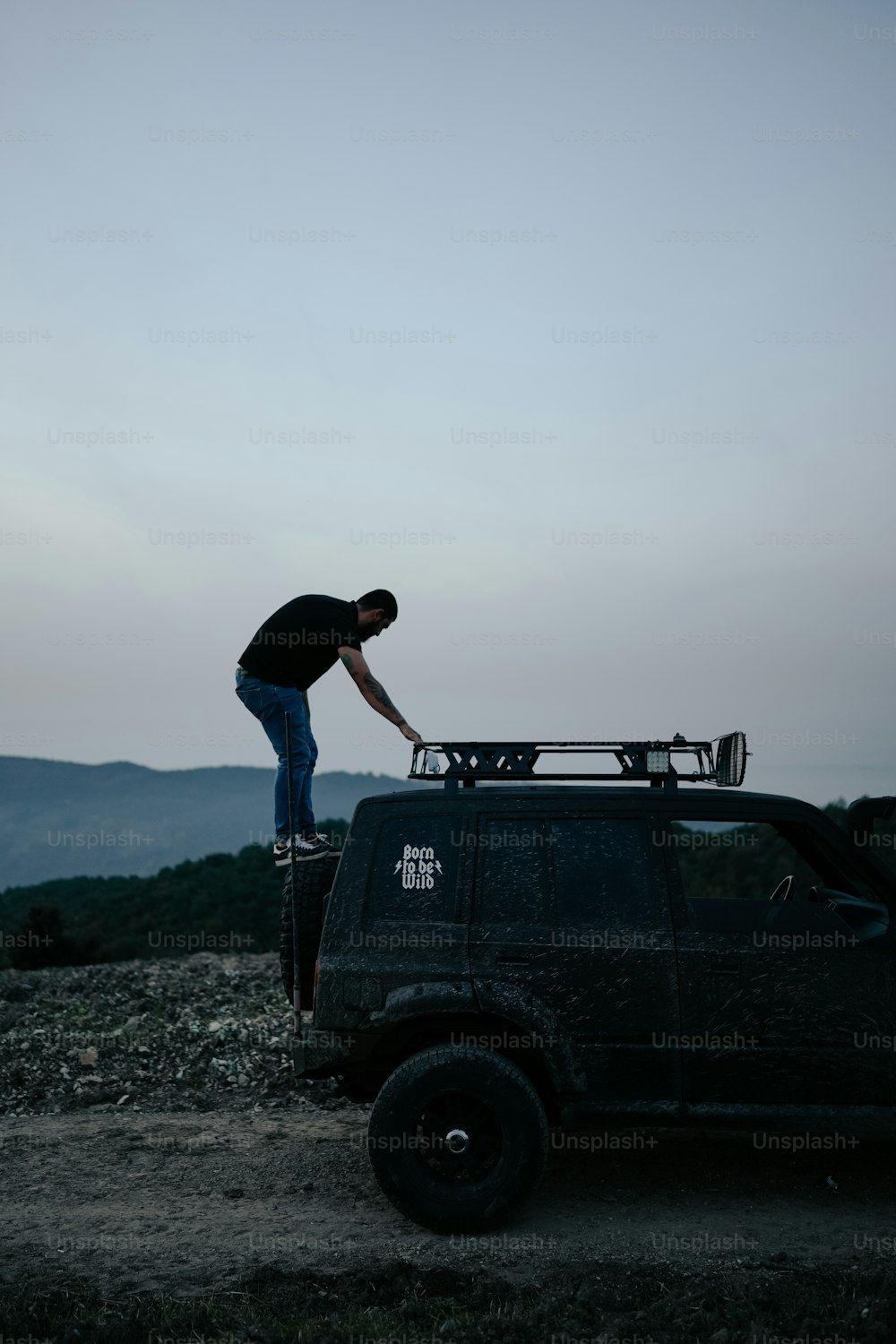 um homem em cima de um caminhão preto