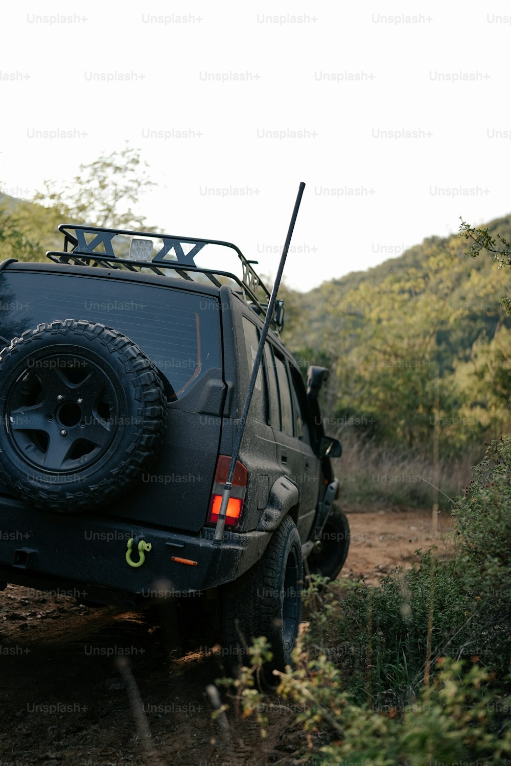 Ein Jeep parkt am Rande eines Feldweges