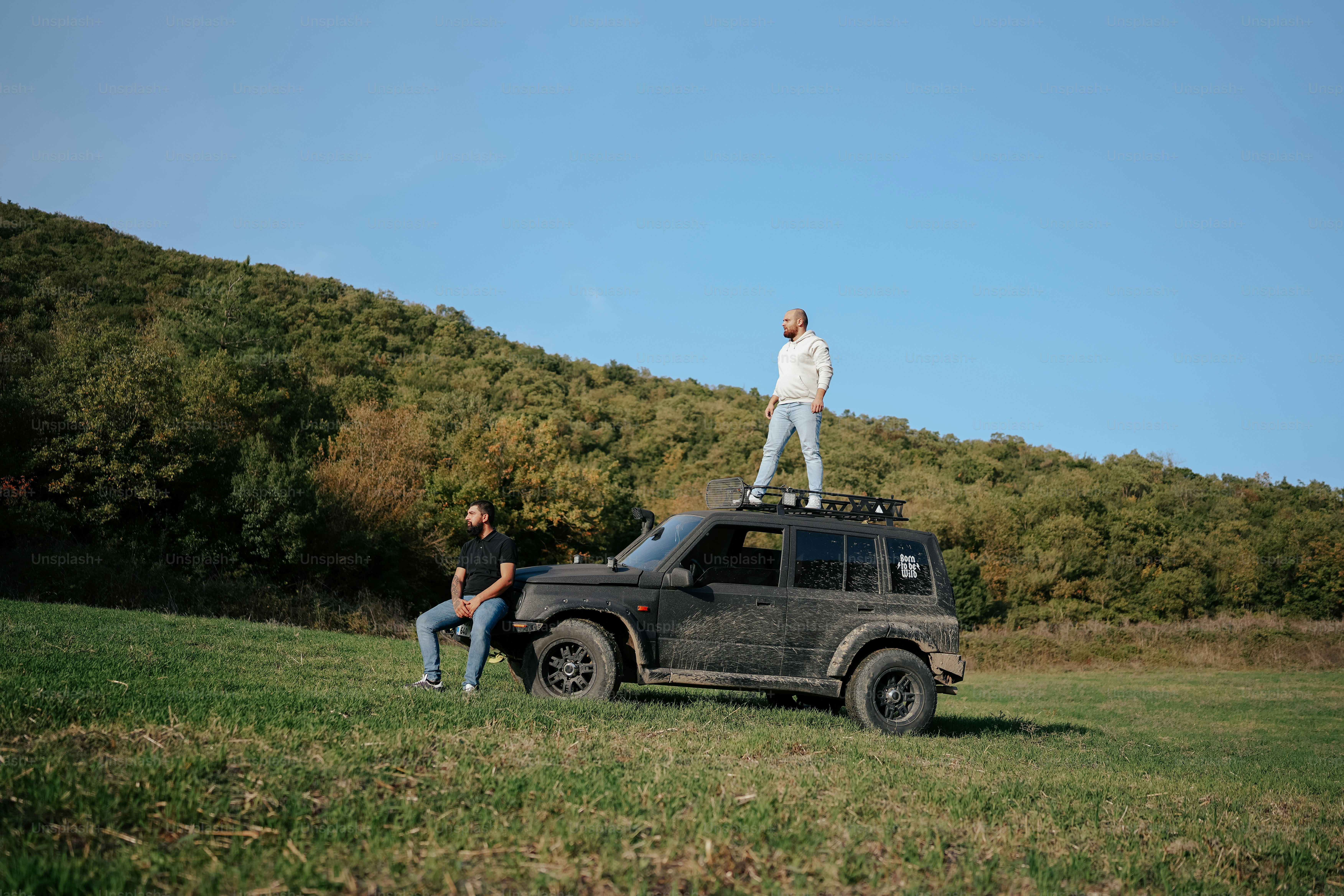 Un homme debout sur le toit d’une jeep