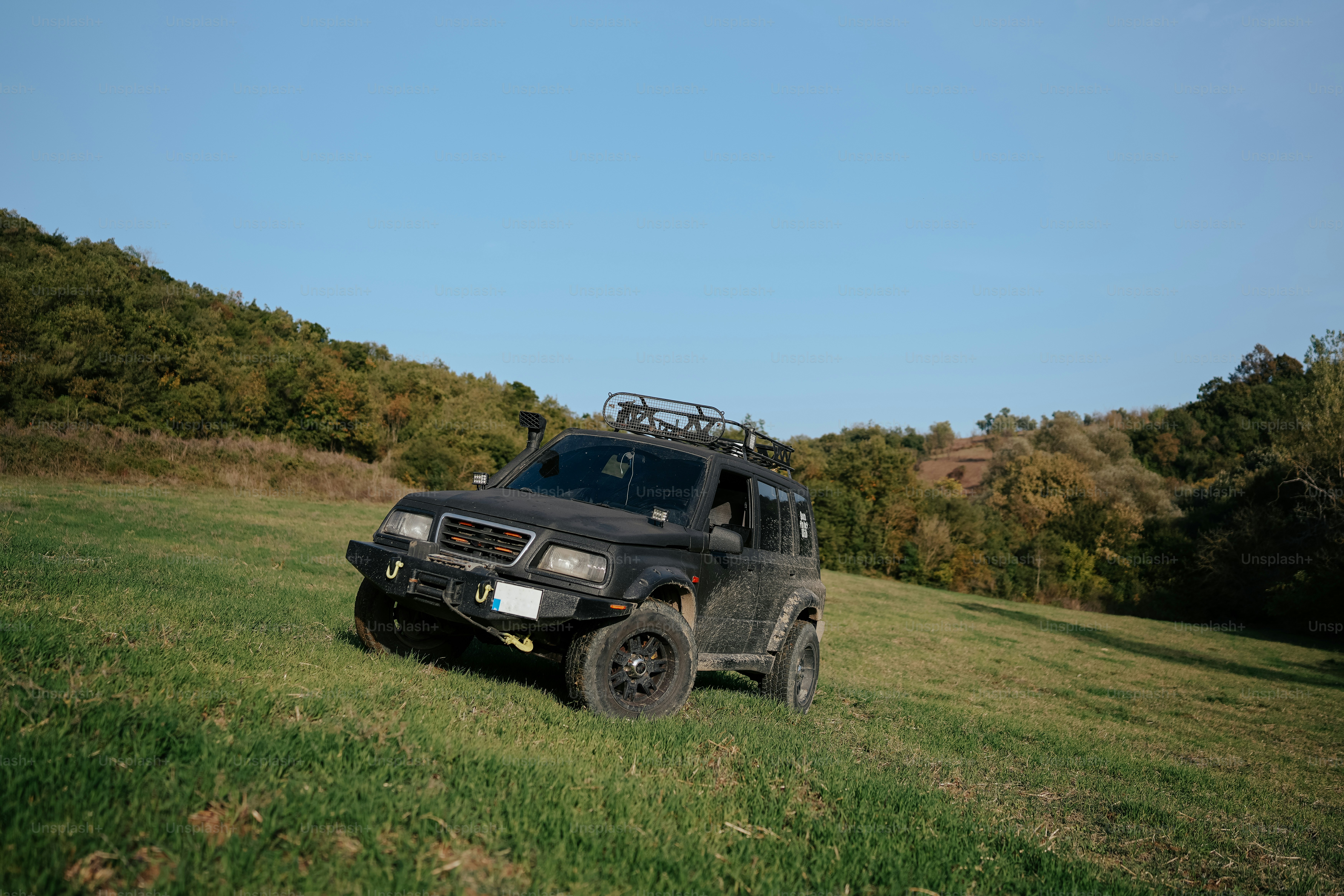 Une jeep est garée dans un champ herbeux