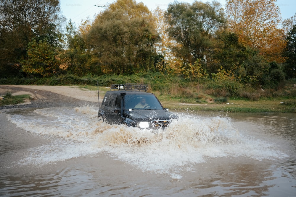 Un coche circulando por una calle inundada