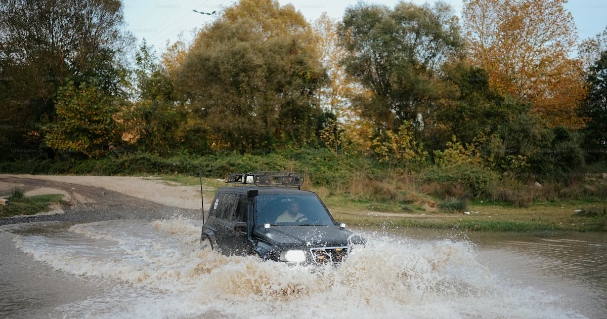 浸水した通りを走る車の写真 – Unsplashの冒険の画像