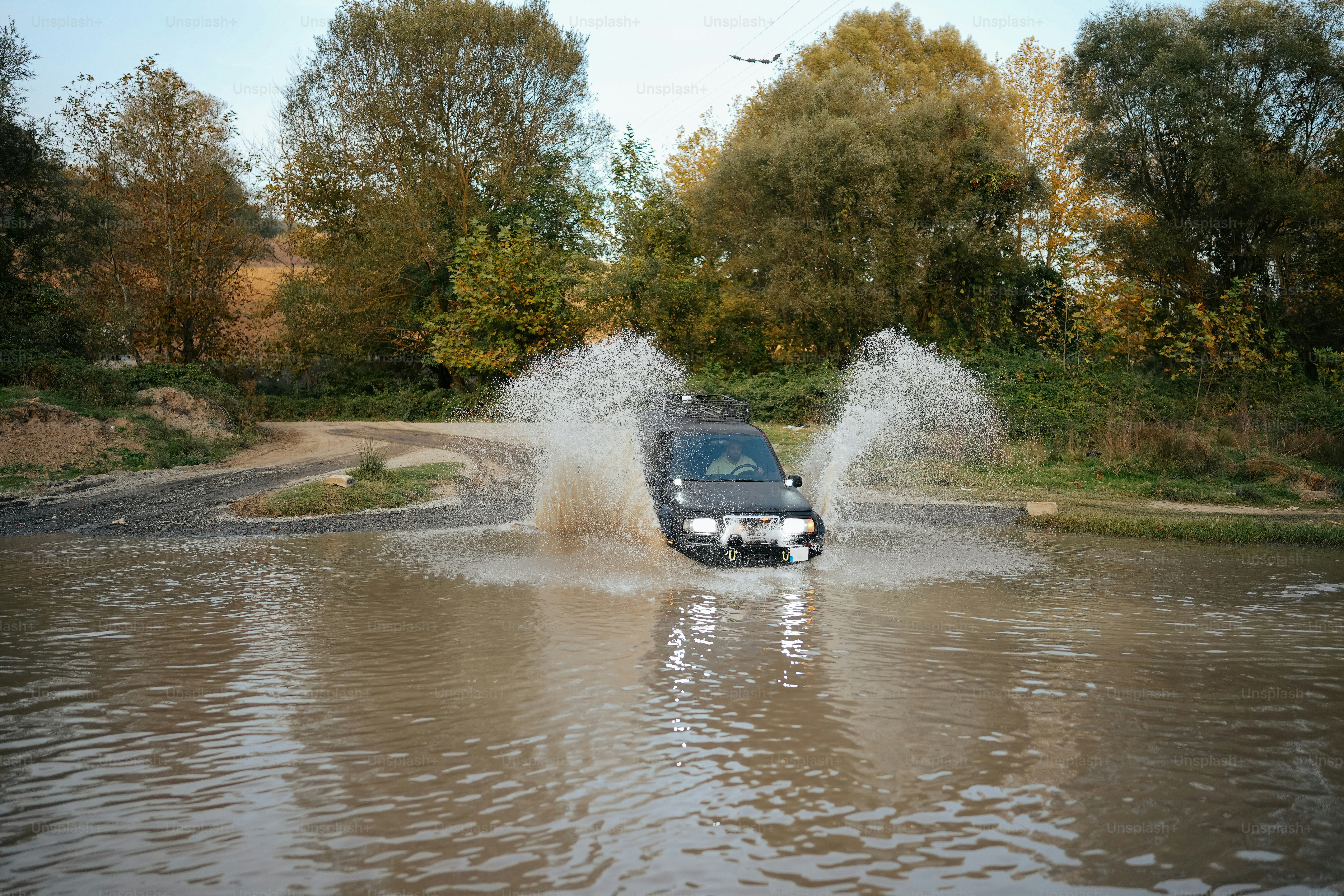 une voiture roulant dans une rue inondée