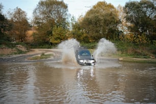 um carro passando por uma rua inundada
