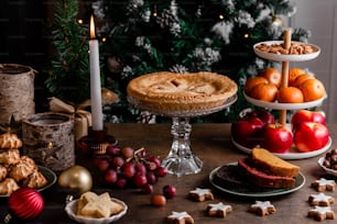 크리스마스 트리 옆에 음식 접시를 얹은 테이블
