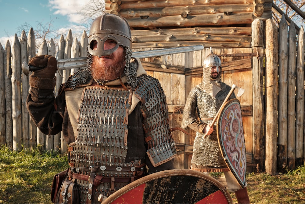 Due uomini vestiti con un'armatura medievale in piedi uno accanto all'altro