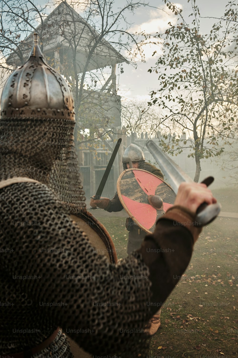un homme en armure tenant une épée et un bouclier