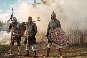 um grupo de homens vestidos com trajes medievais