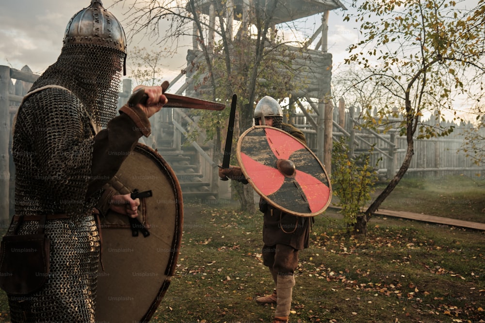 um homem de armadura segurando uma espada e um escudo