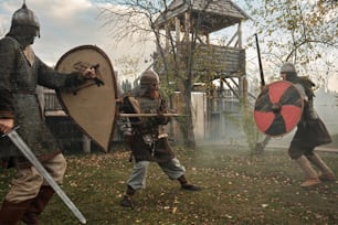 un groupe d’hommes vêtus de costumes médiévaux