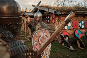 Un grupo de hombres vestidos con armaduras medievales