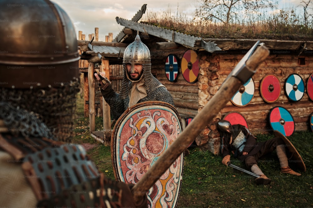 um grupo de homens vestidos com armaduras medievais
