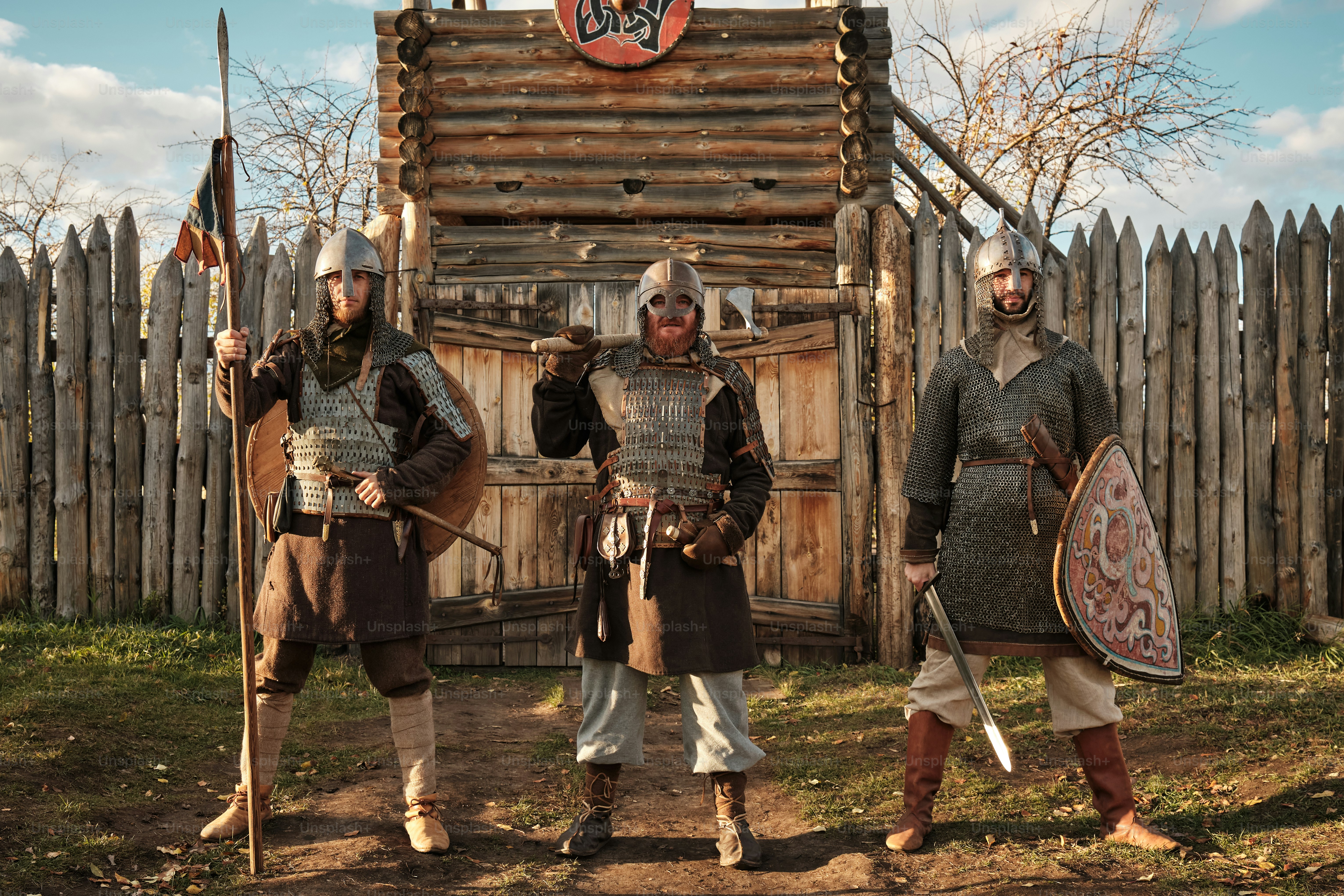 中世の衣装を着た男性のグループ