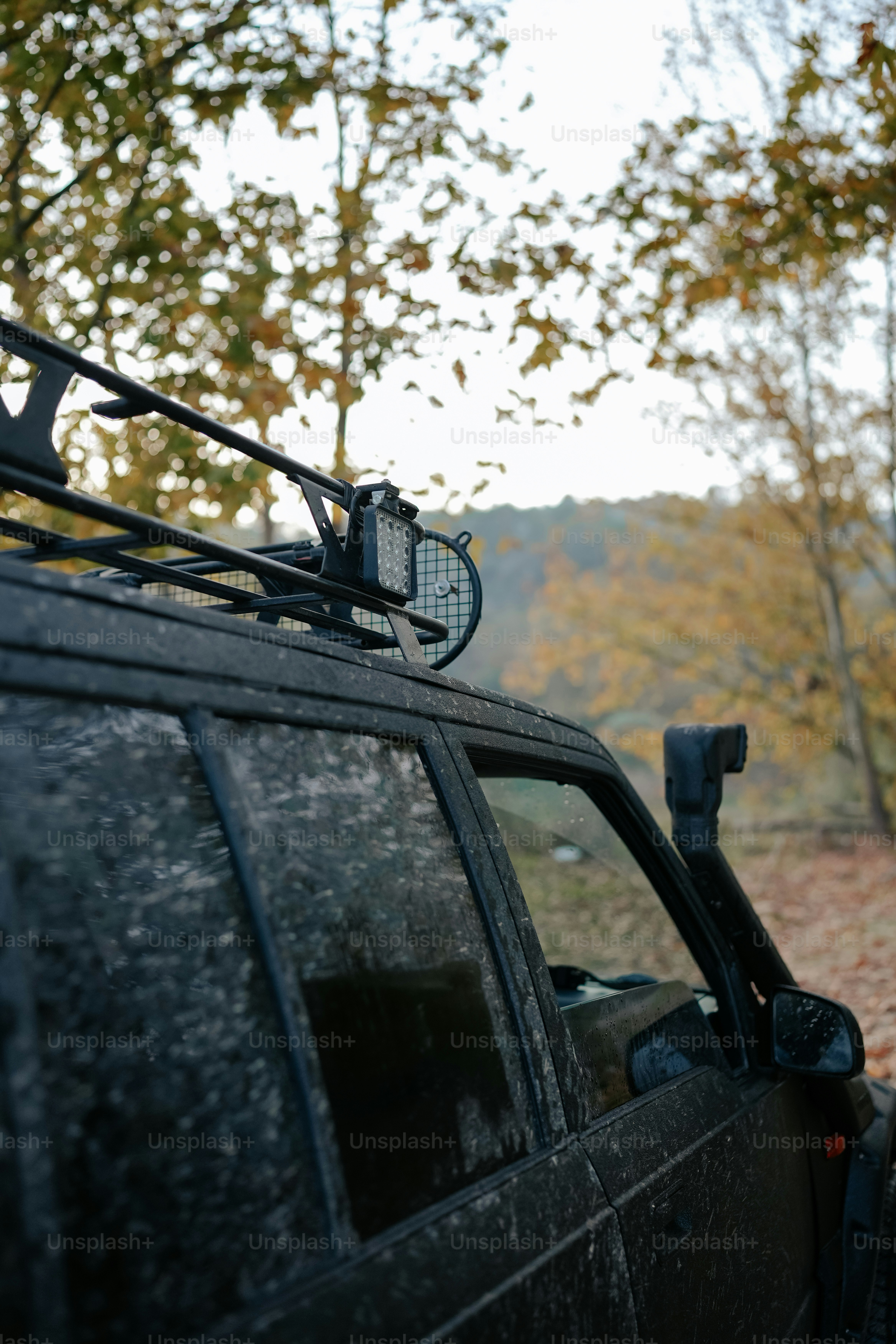 un véhicule équipé d’un porte-bagages et d’une lumière