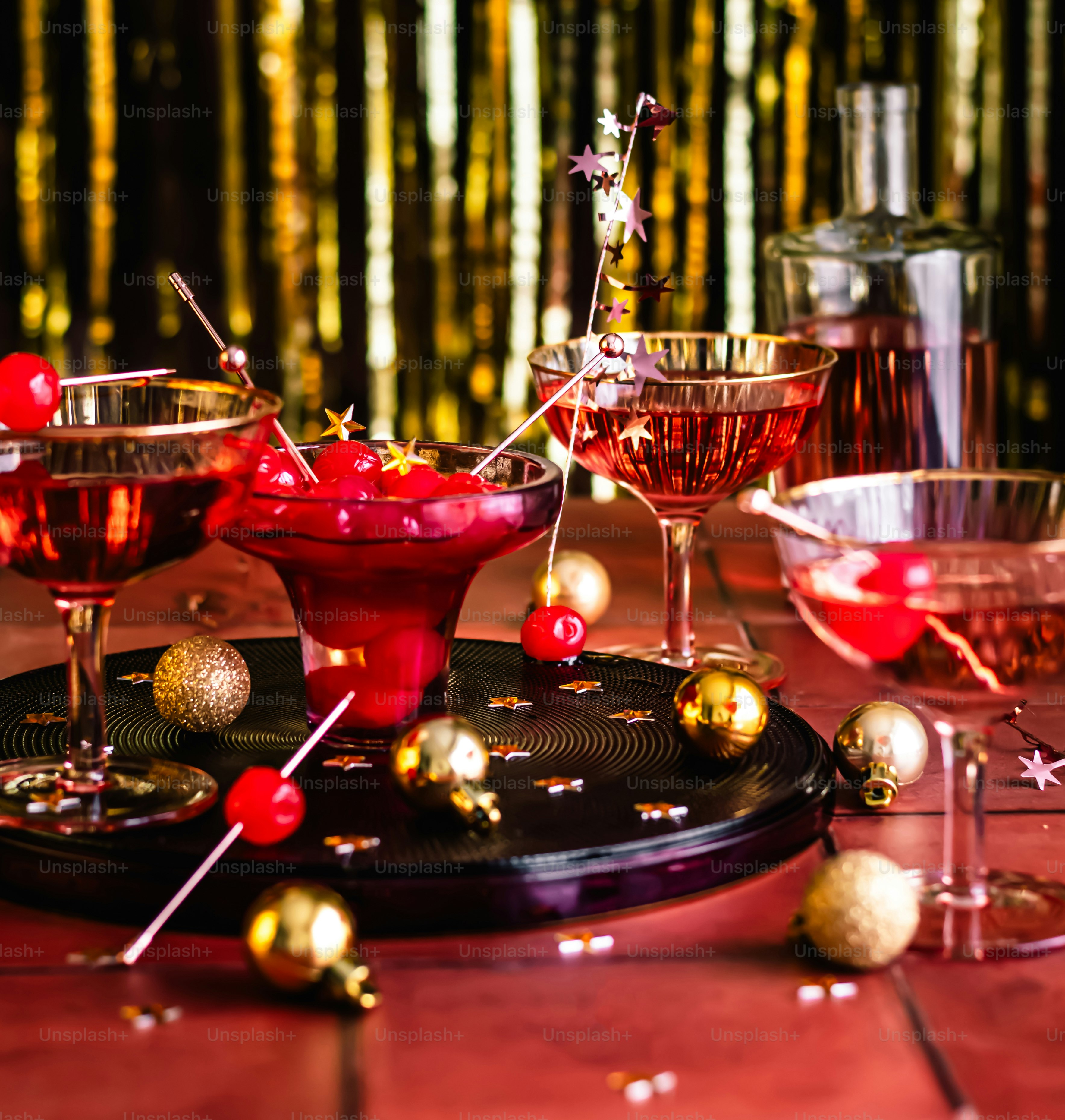 さまざまな種類の飲み物で満たされたグラスで覆われたテーブル