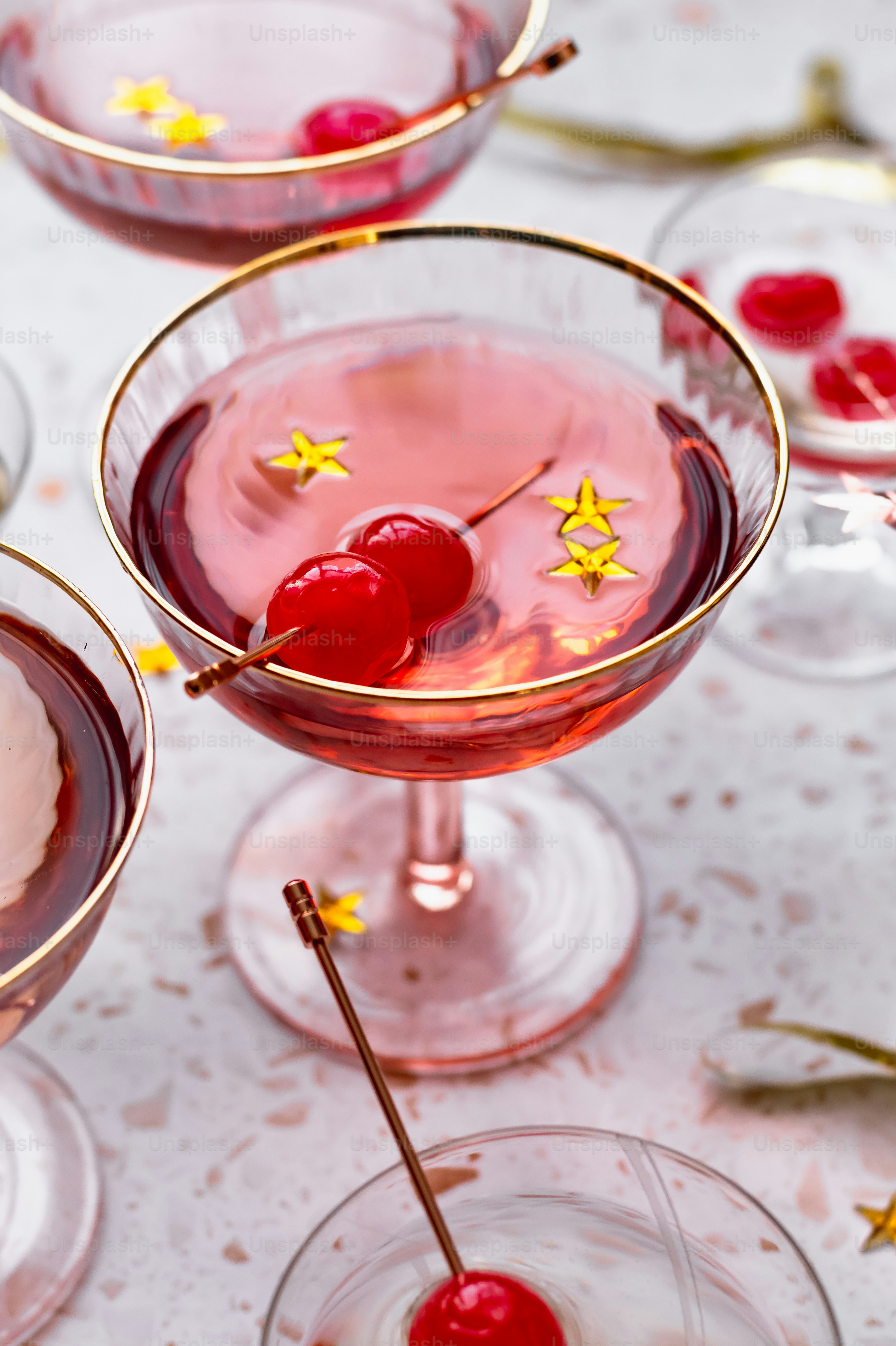a table topped with glasses filled with drinks