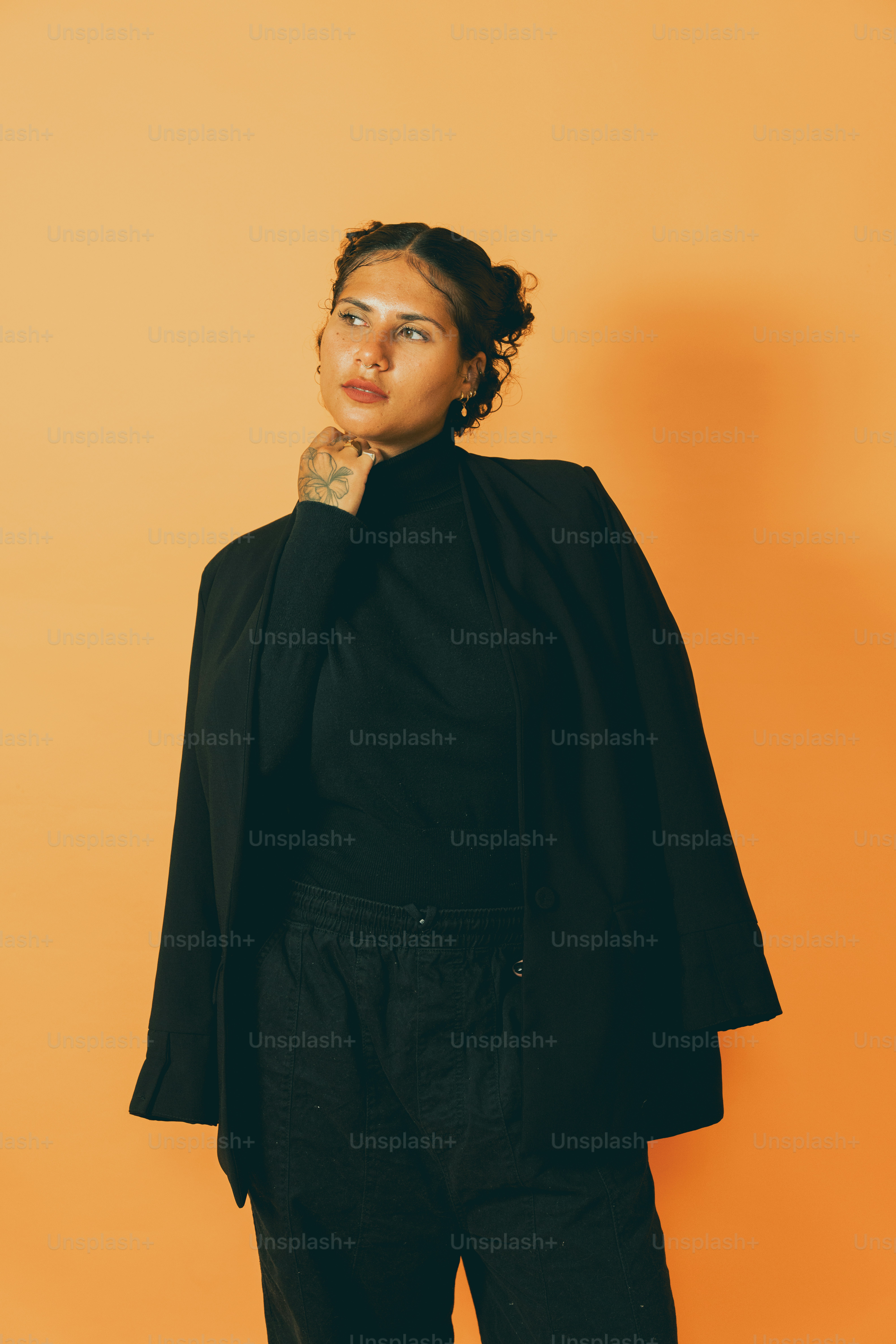 una mujer con un top negro y pantalones negros