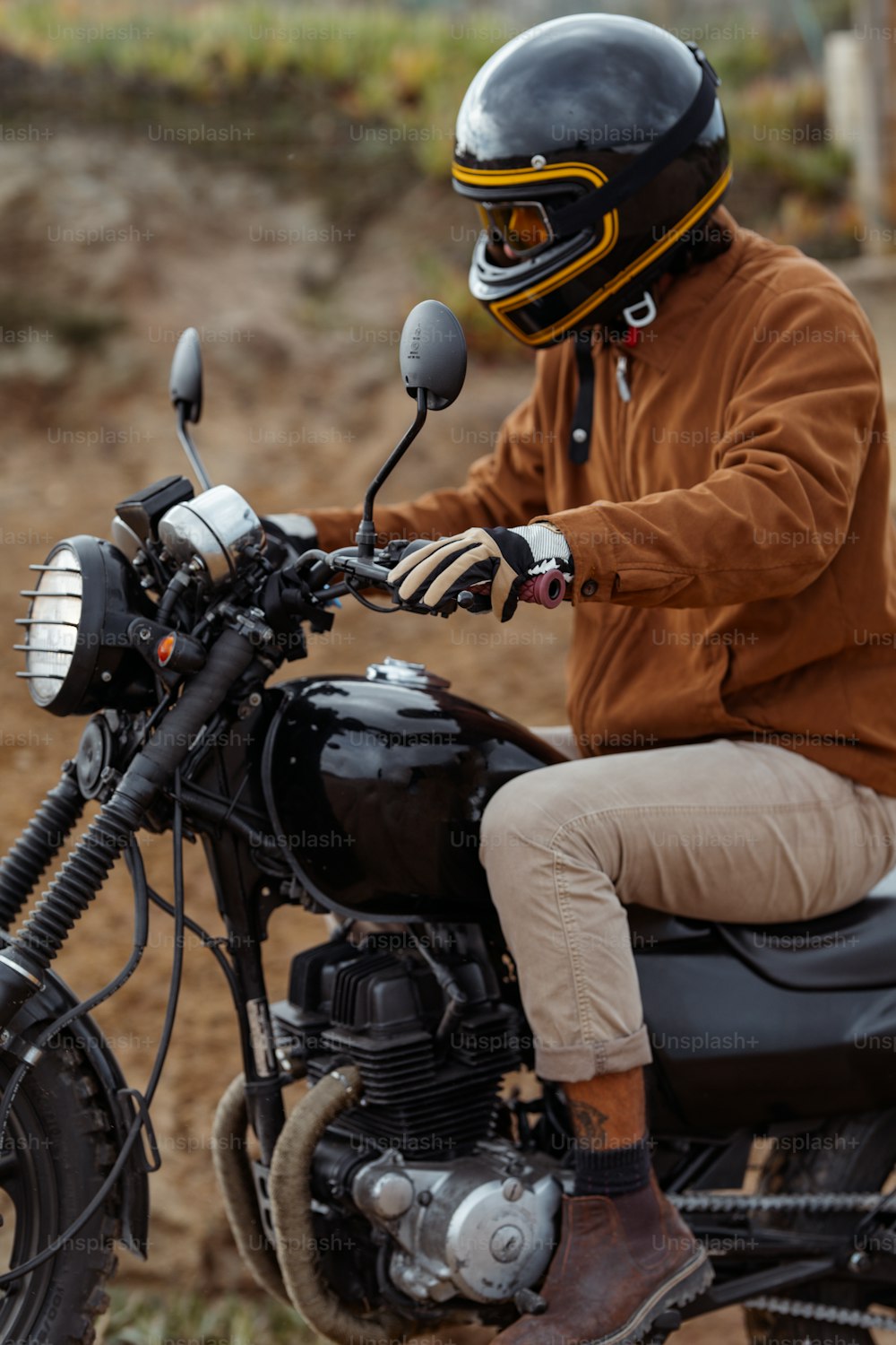 Ein Mann mit Helm fährt Motorrad
