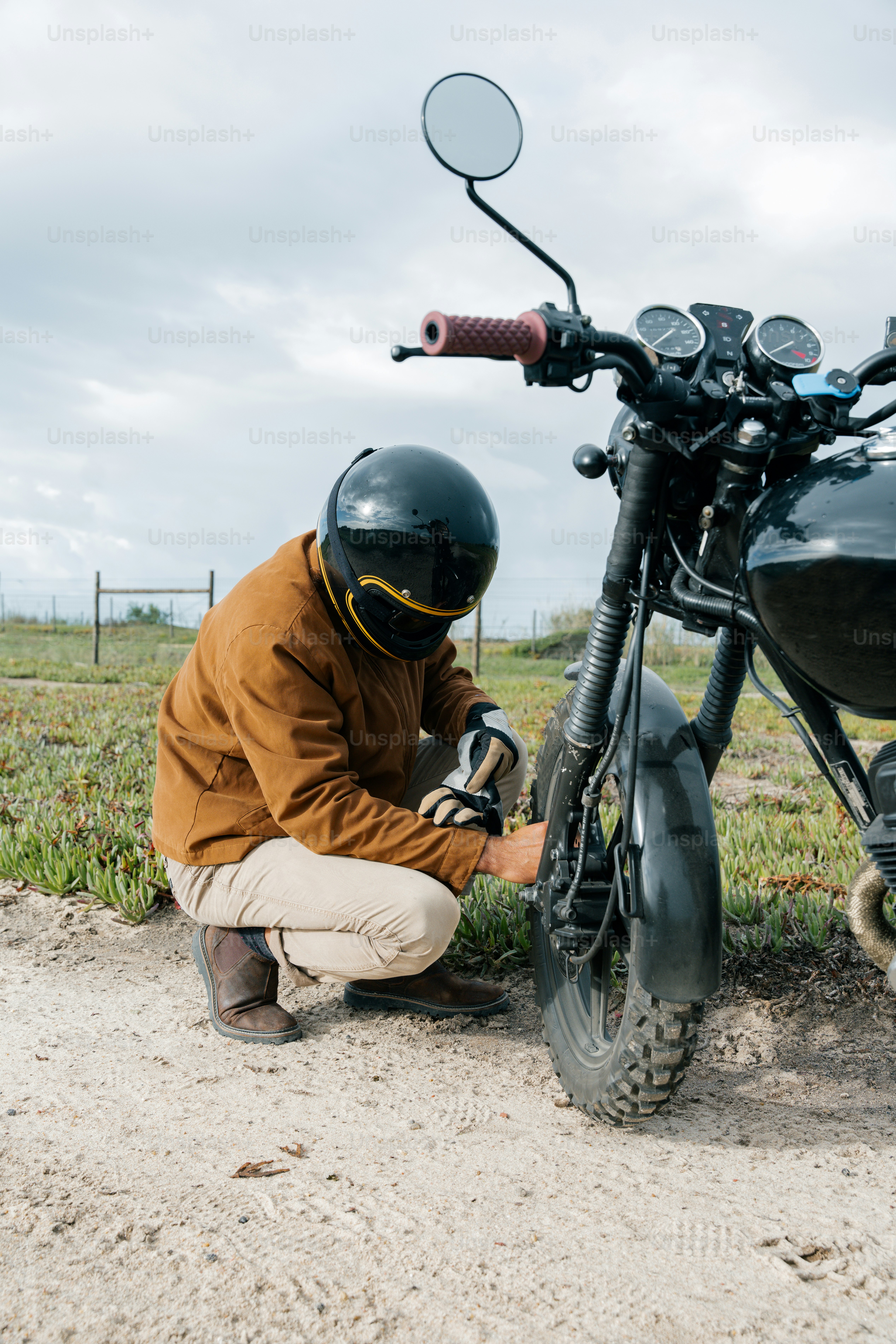 premium_photo-1698263961560-4bb0614bcfa4?ixid=M3wxMjA3fDB8MXxzZWFyY2h8NXx8bW90b3JiaWtlJTIwbnVtYmVyJTIwcGxhdGUlMjBjaGVja3xlbnwwfHx8fDE3NTk2NzM1OTd8MA\u0026ixlib=rb-4.1.0