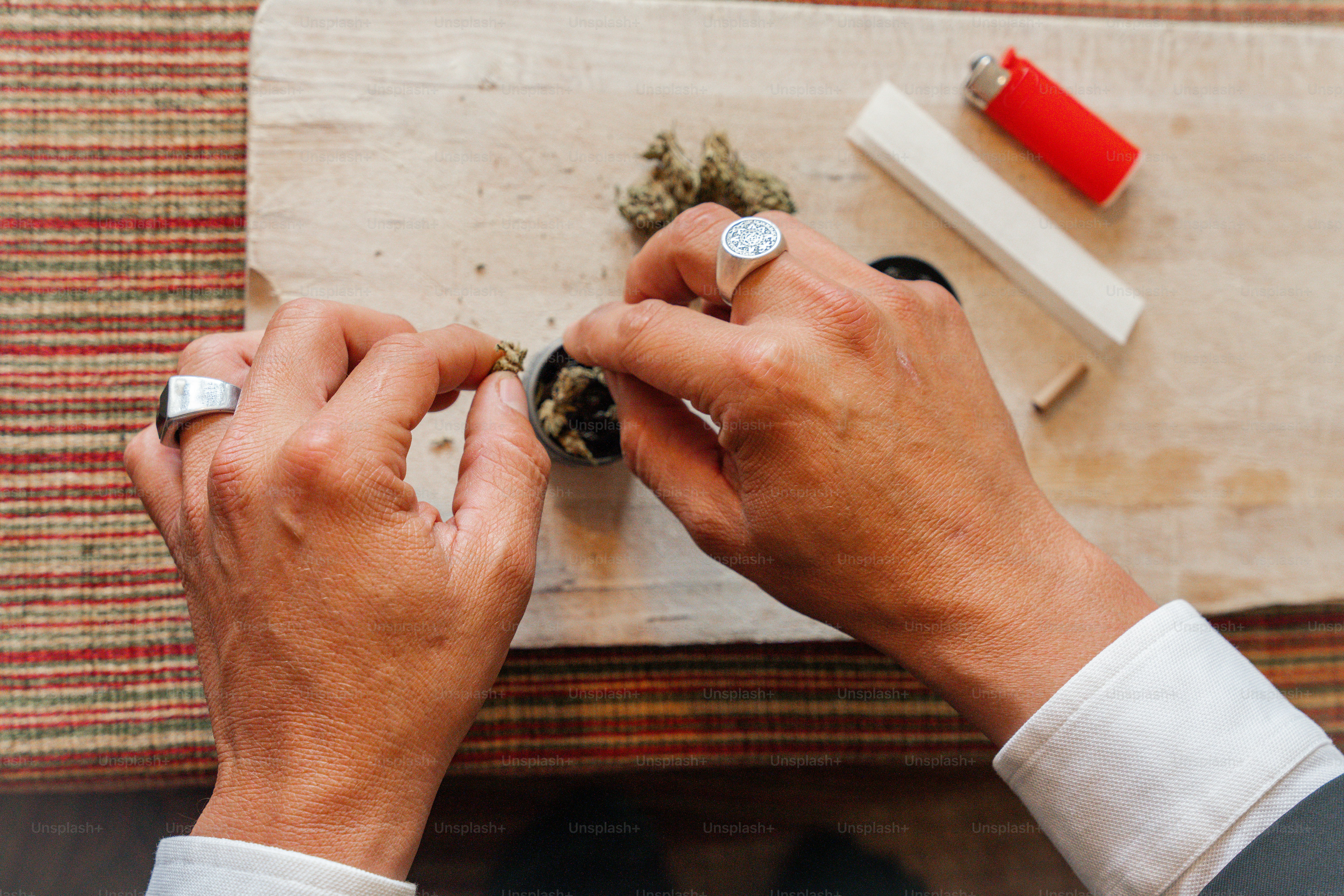 人が木片で作業している