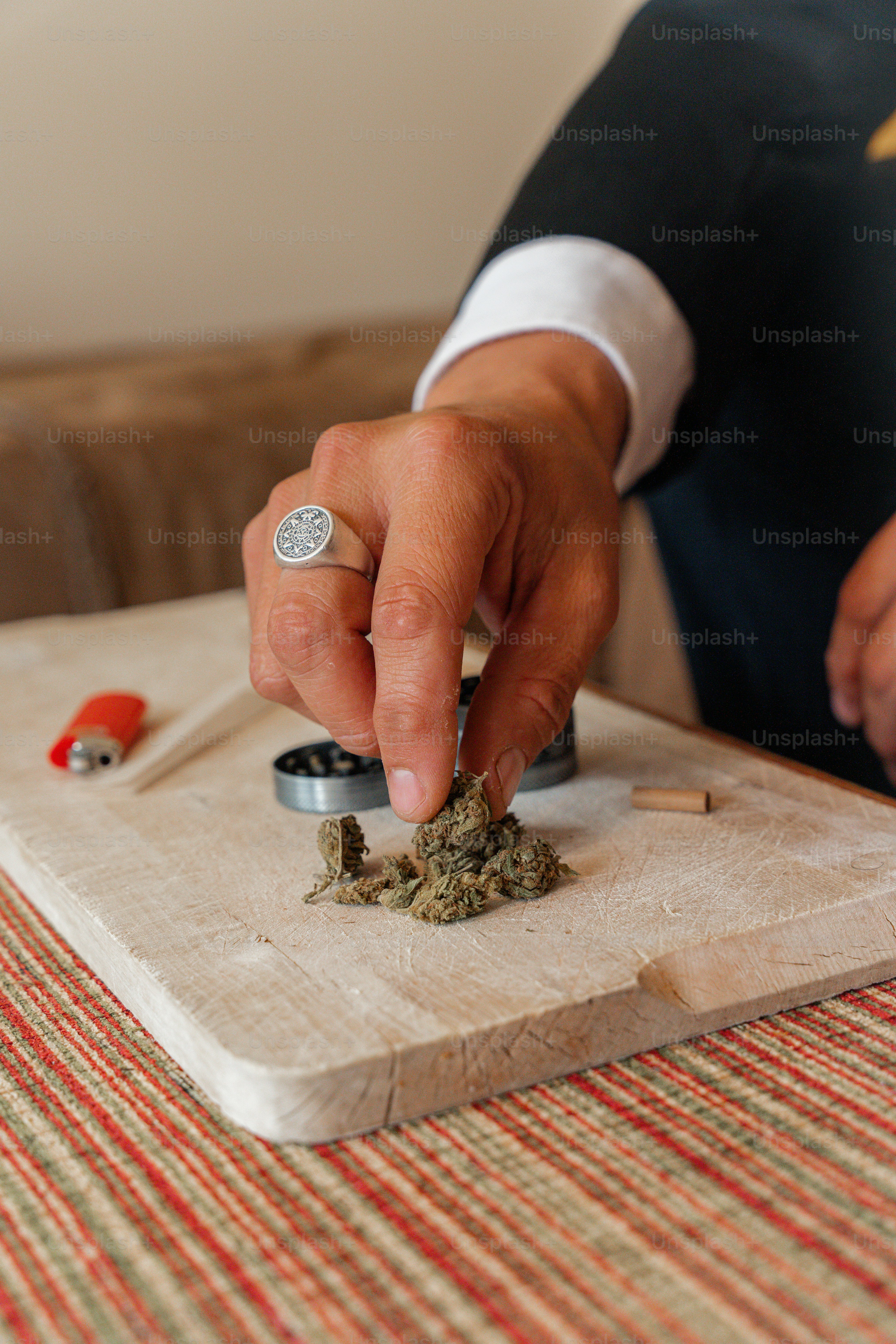 スーツ姿の男性が容器に何かを入れている